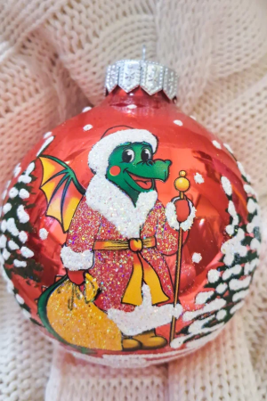 Стеклянный шар Дракоша Дед Мороз 80 мм., в подарочной упаковке, Коломеев (КУ-80-234052/1)