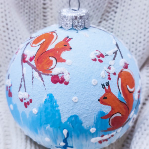 Стеклянный шар Белочки лесные 80 мм., в подарочной упаковке, Коломеев (КУ-80-224016)