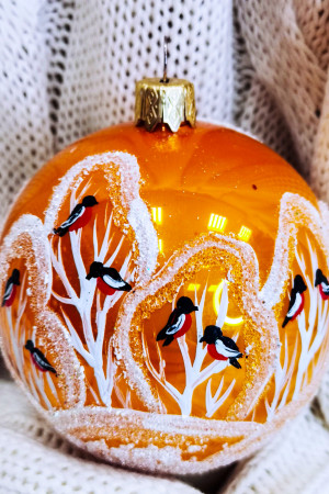 Стеклянный шар Снегири в зимнем лесу 85 мм., в подарочной упаковке, Коломеев (КУ-85-204010)