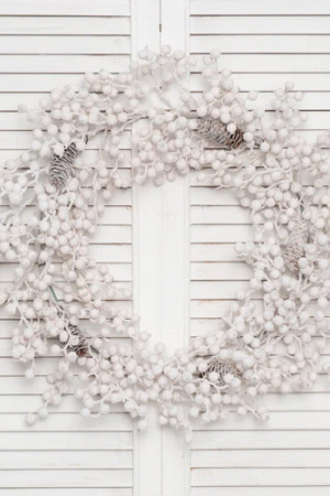 Рождественский венок Адель заснеженный с декором 60 см., ЕлкиТорг (52079)