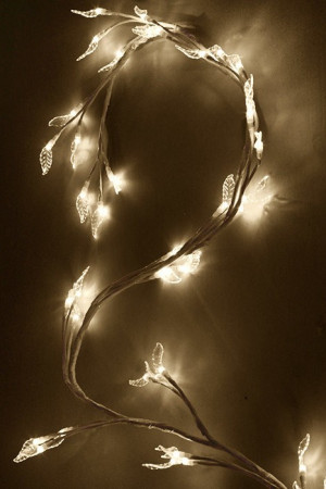 Светодиодная флористика Венок с листьями 1.8 м., 220V, 48 теплых белых LED ламп, белый провод, Beauty Led (LC176L-B048A-28-WW)