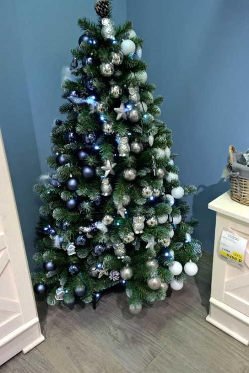 Елка Императрица заснеженная с шишками 230 см., мягкая хвоя, Triumph Tree (73542)