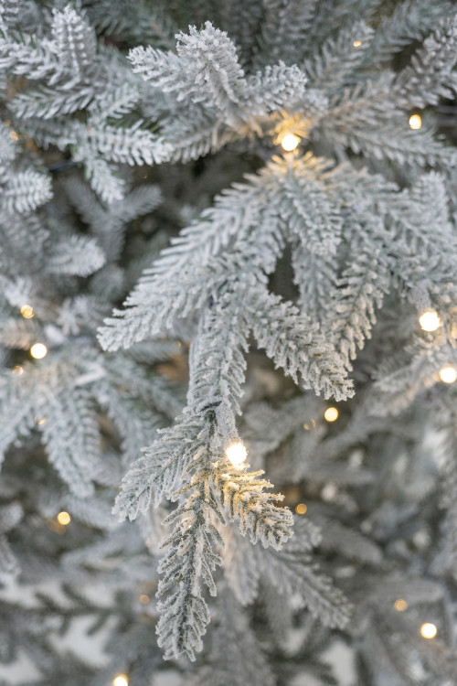 Искусственная елка Петроградская заснеженная 240 см., с теплыми белыми Led лампами, 100% литая хвоя, Елкиторг (237240)