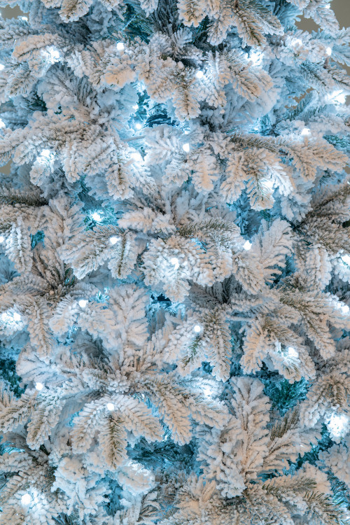 Искусственная елка Камчатская заснеженная 180 см., 330 холодных белых Led ламп., литая хвоя+пвх, ЕлкиТорг (178180)