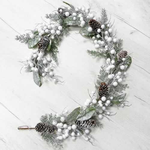Гирлянда заснеженная Блестящая с белыми ягодами и шишками 130 см., Christmas DeLuxe (89187)