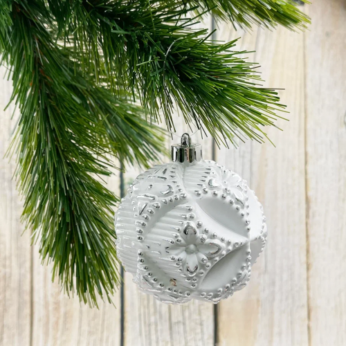 Набор пластиковых шаров Рандеву 80 мм., 9 шт., белый с серебром, Christmas DeLuxe (87805)