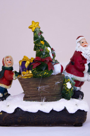 Новогодняя фигура, Санта с мальчиком у елки, h-11,5 см. (FQ14033A)