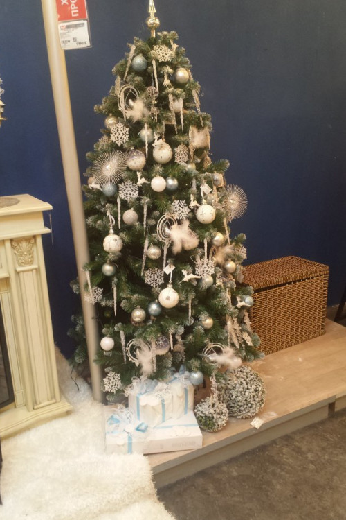 Елка Императрица заснеженная с шишками 260 см., мягкая хвоя, Triumph Tree (73085)