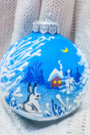 Стеклянный шар Зайчик в лесу 80 мм., в подарочной упаковке, Коломеев (КУ-80-224012)