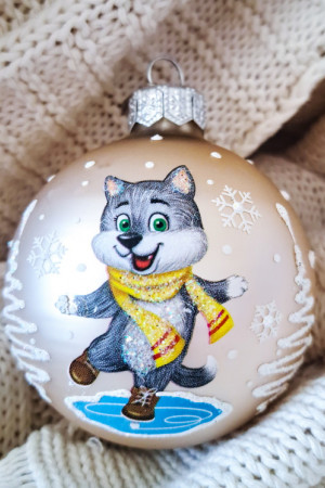 КУ-65-234078 Стеклянный шар Волчонок на коньках 65 мм., Коломеев