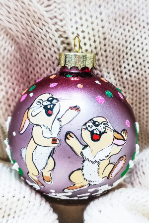 Стеклянный шар Озорные крольчатки 85 мм., в подарочной упаковке, Коломеев (КУ-85-222012)