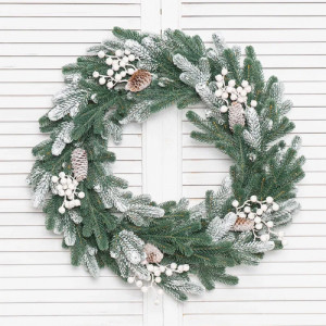 Рождественский венок Амелия заснеженный с декором 60 см., 100% литая хвоя, ЕлкиТорг (52074)