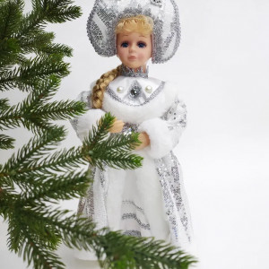 Снегурочка под елку в белой с серебром шубе и кокошнике 40 см., Triumph Tree  (84662)
